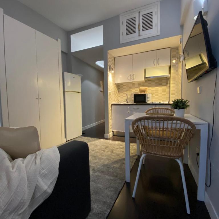Apartamentos Chueca 6 - One-Bedroom Apartment with City View - 8