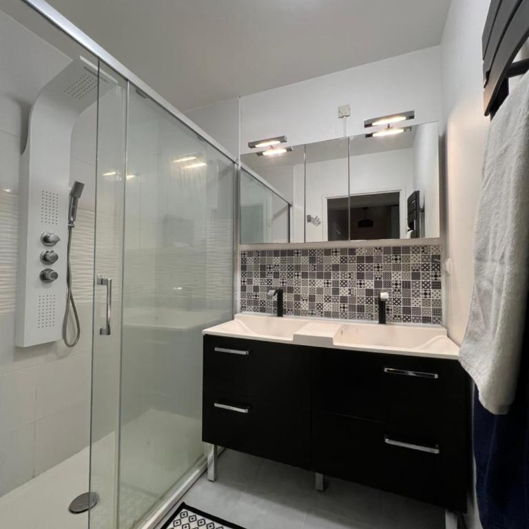 Le clos Schumann - Three-Bedroom Apartment - 5