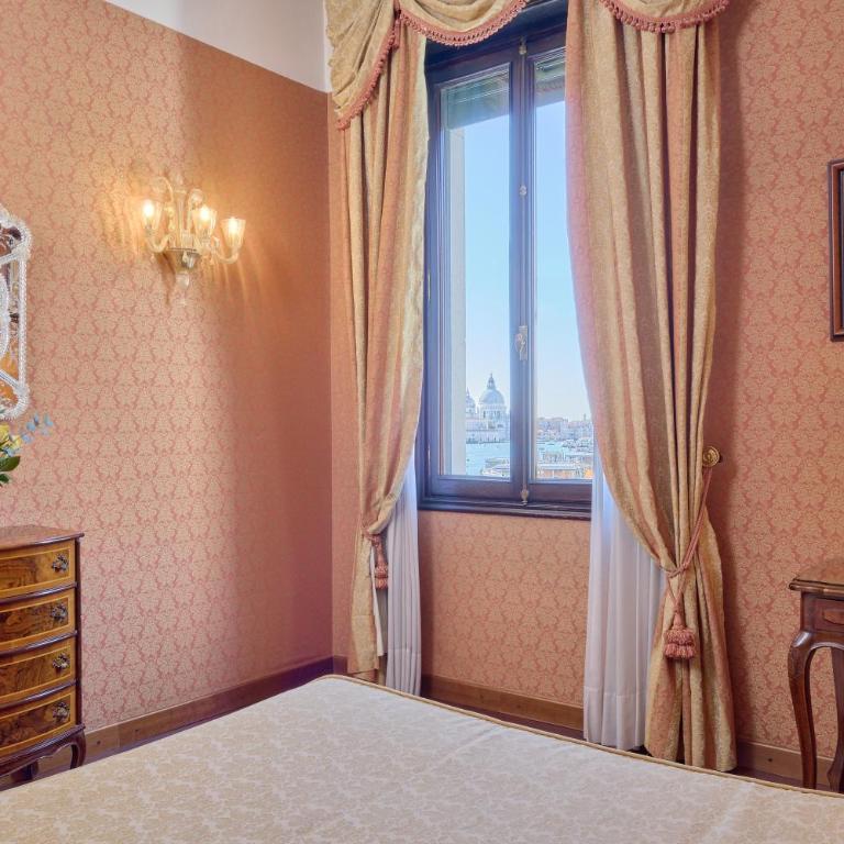 Locanda Vivaldi - Camera Matrimoniale Deluxe con Piccola Vista Canale - 4