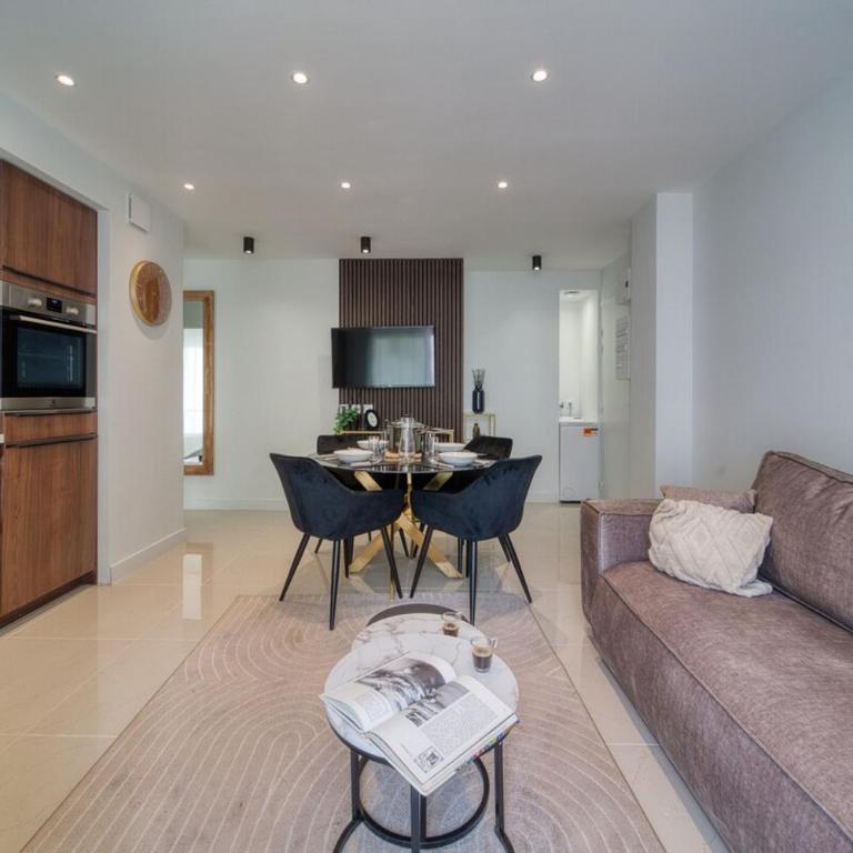 The Charming 2 - Two-Bedroom Apartment - 4