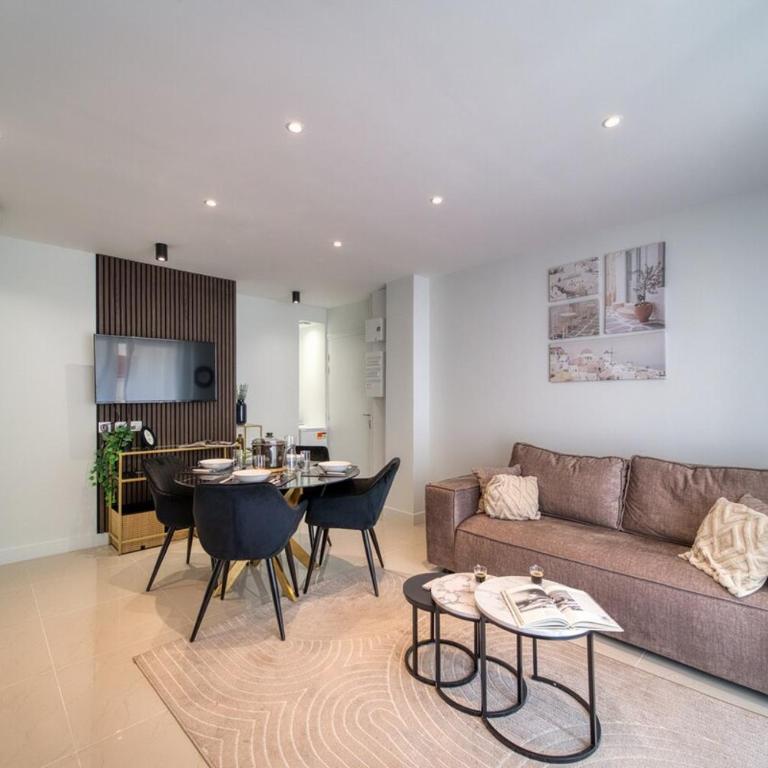 The Charming 2 - Two-Bedroom Apartment - 6
