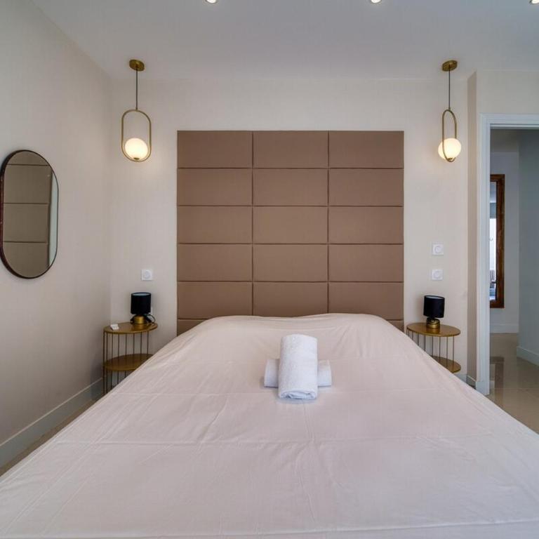 The Charming 2 - Two-Bedroom Apartment - 10