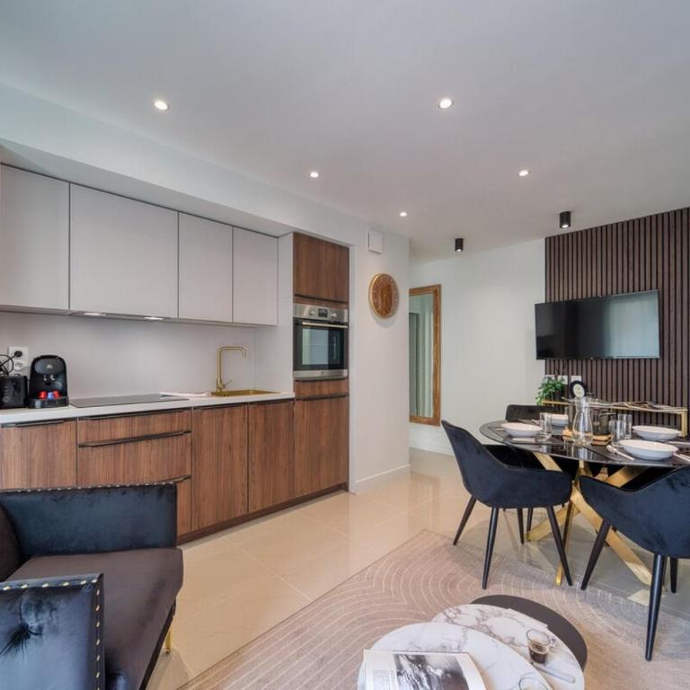 The Charming 2 - Two-Bedroom Apartment - 16