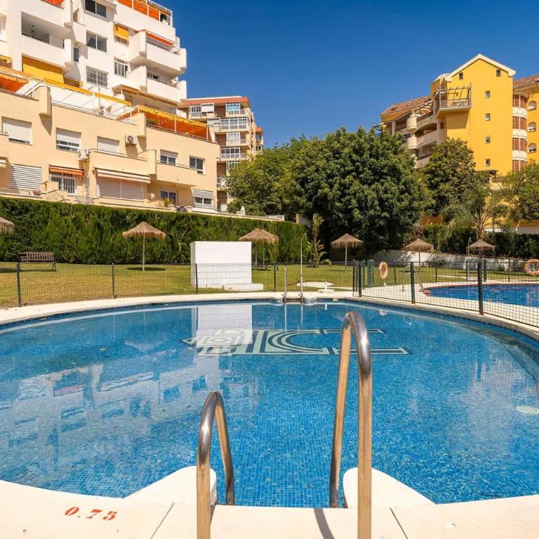 Apartamento con terraza soleada y piscina en Benalmádena cerca de la playa - Two-Bedroom Apartment - 23