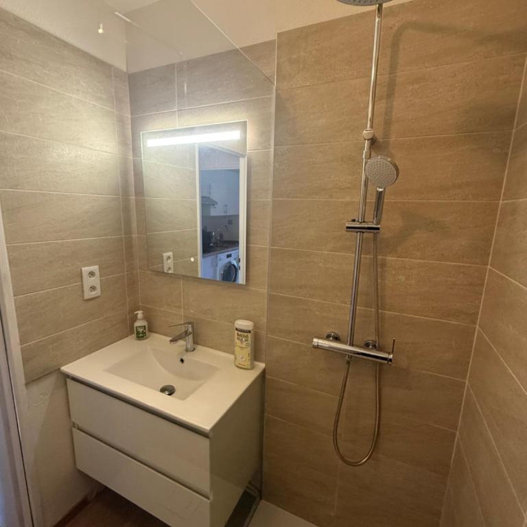 Sympathique studio climatisé sur le port de Hyeres - Studio-Apartment - 10