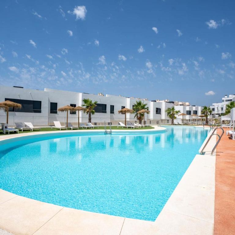 Luxury and modern 3 Bedroom townhouse walking distance to the beach! - Casa - 19