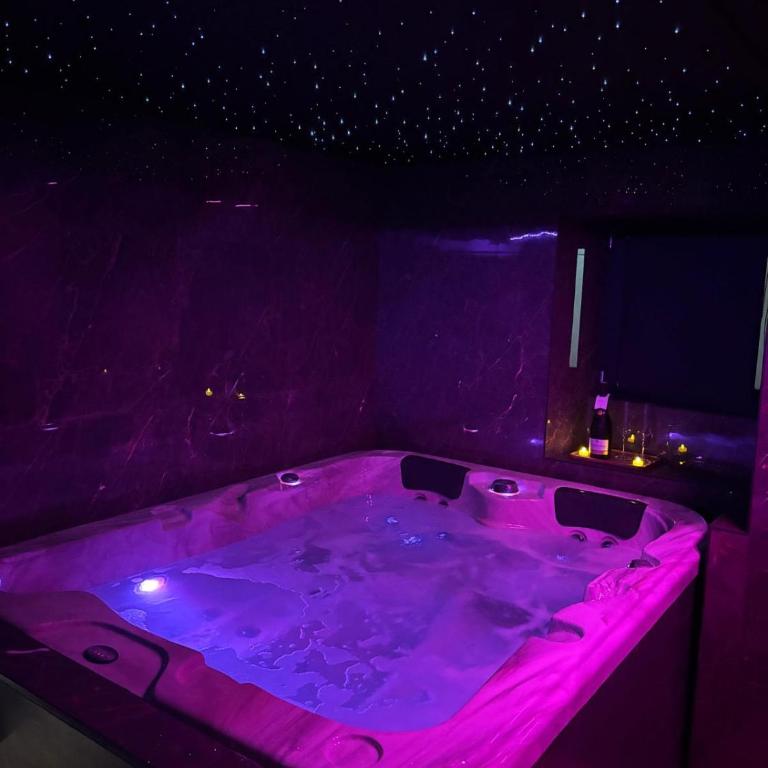 Suite romantique avec jaccuzzi - proche des lacs - La secrète room - Maison 1 Chambre - 2