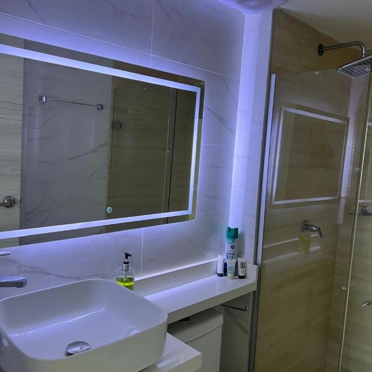 Spacious Flat with stunning Views Great Location - Apartment - 14