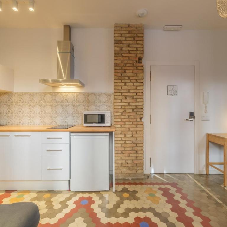 Apt with Antique Floor & lots of Sun Light - Deluxe Apartment - 4