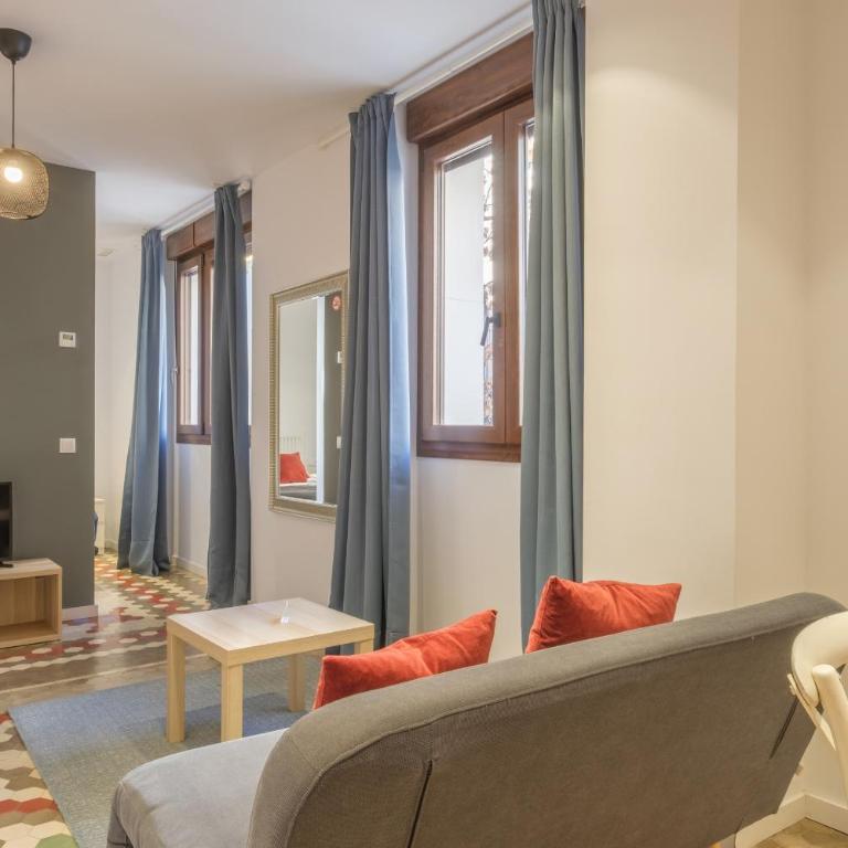 Apt with Antique Floor & lots of Sun Light - Deluxe Apartment - 6