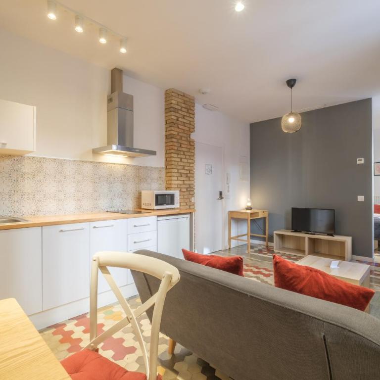 Apt with Antique Floor & lots of Sun Light - Deluxe Apartment - 9