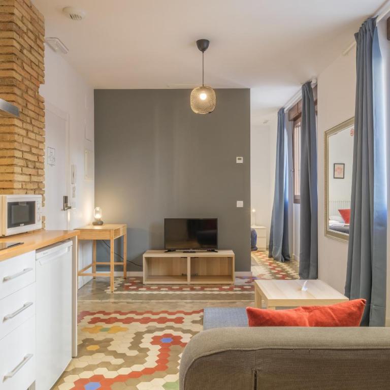 Apt with Antique Floor & lots of Sun Light - Deluxe Apartment - 10