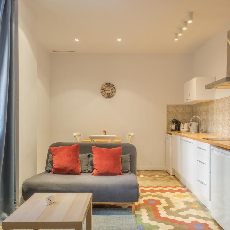 Apt with Antique Floor & lots of Sun Light - Deluxe Apartment - 13