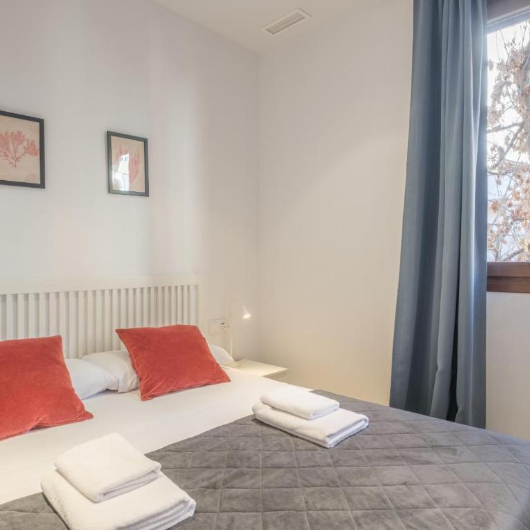 Apt with Antique Floor & lots of Sun Light - Deluxe Apartment - 14