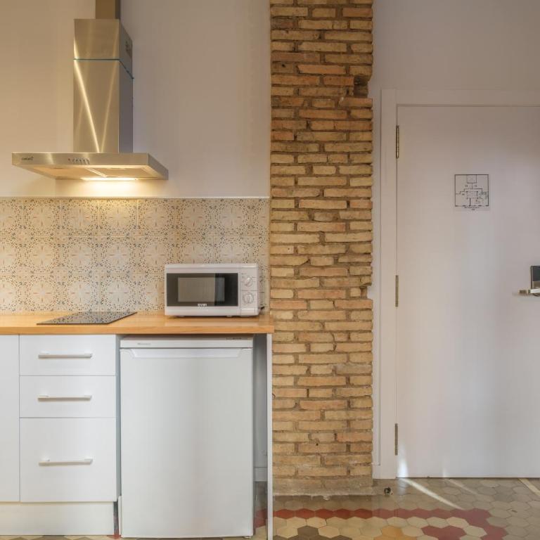 Apt with Antique Floor & lots of Sun Light - Deluxe Apartment - 15