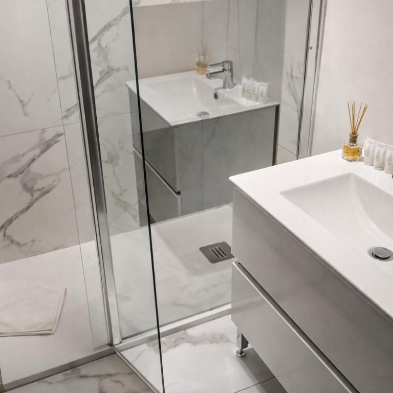 Habitaciones con estilo y comodidad en el centro de Madrid - Double Room with Shared Bathroom - 2