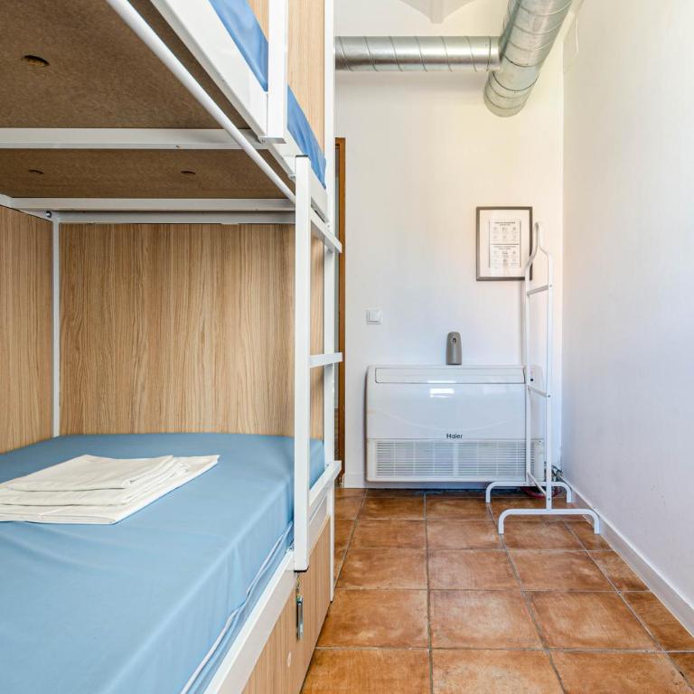 Urban Hostel Palma - Albergue Juvenil - Youth Hostel - Cama en habitación compartida mixta de 16 camas - 4