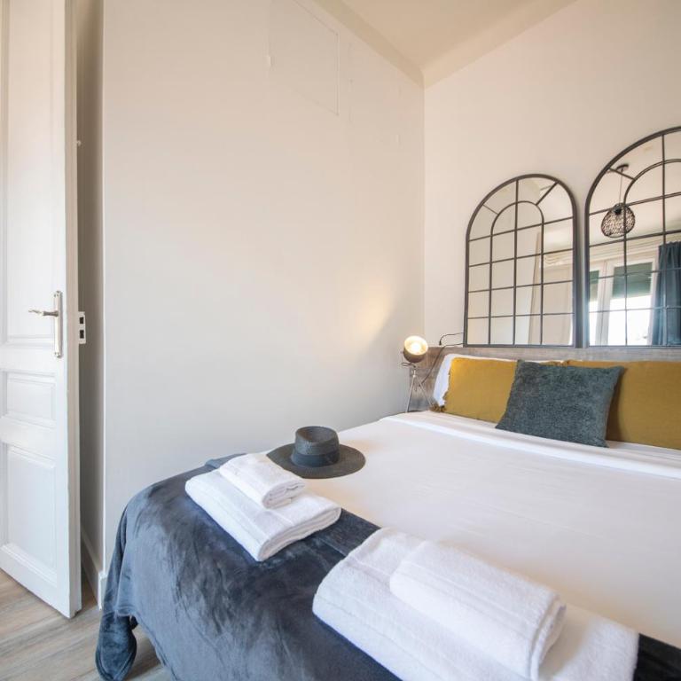 You Stylish Eixample Apartments - Three-Bedroom Apartment with Balcony - 3