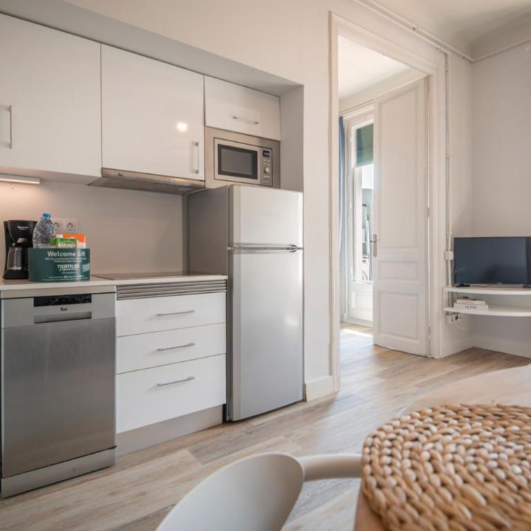 You Stylish Eixample Apartments - Three-Bedroom Apartment with Balcony - 8