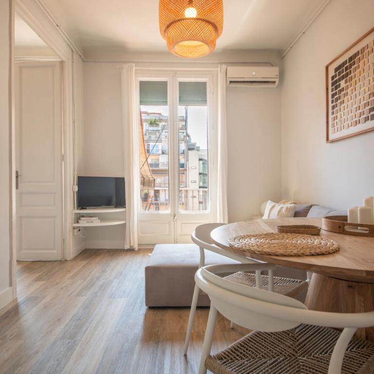 You Stylish Eixample Apartments - Three-Bedroom Apartment with Balcony - 10