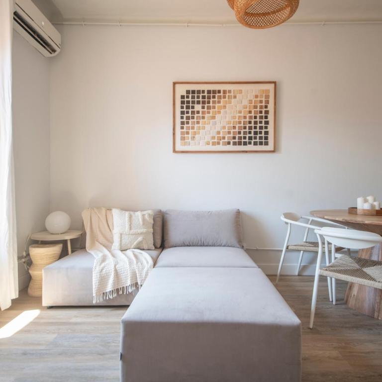 You Stylish Eixample Apartments - Three-Bedroom Apartment with Balcony - 12