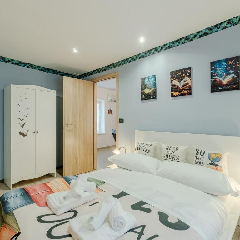 GuestHost - The Booklover Apartment - One-Bedroom Apartment - 2