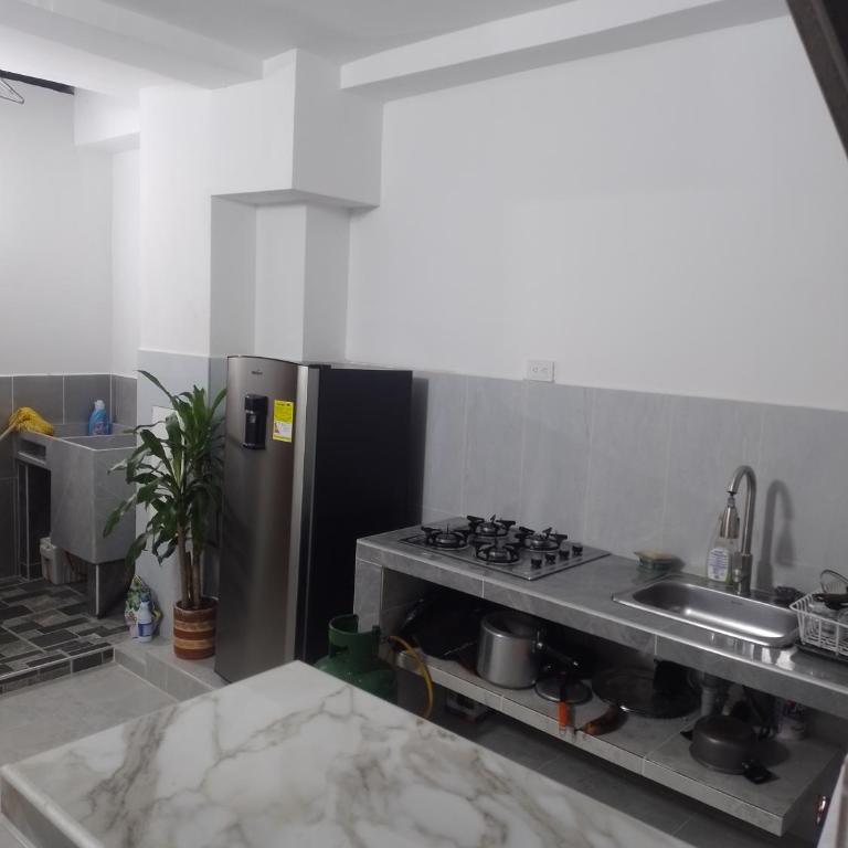 Apto cerca a todo - Three-Bedroom Apartment - 2