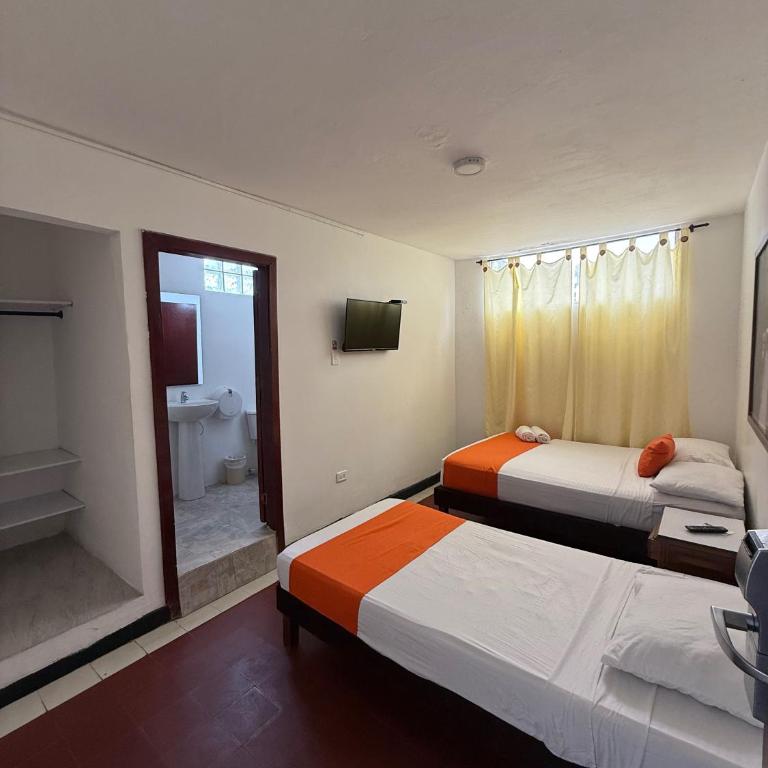 Hotel Toledo FL - Habitación Triple Económica - 2