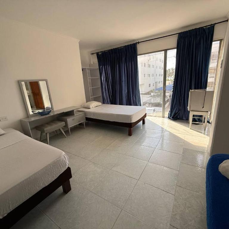 Hotel Toledo FL - Economy Quadruple Room - 4