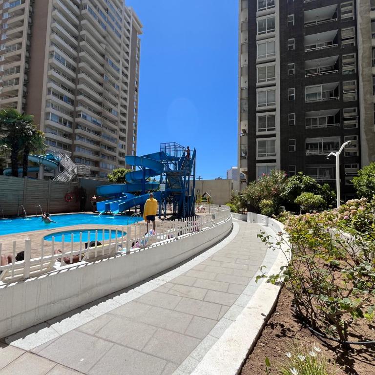 Bello Dpto central a pasos de la Quinta Vergara, Mall, Plaza de Viña, con estacionamiento, ideal para recorrer la ciudad caminando relajado - Two-Bedroom Apartment - 1