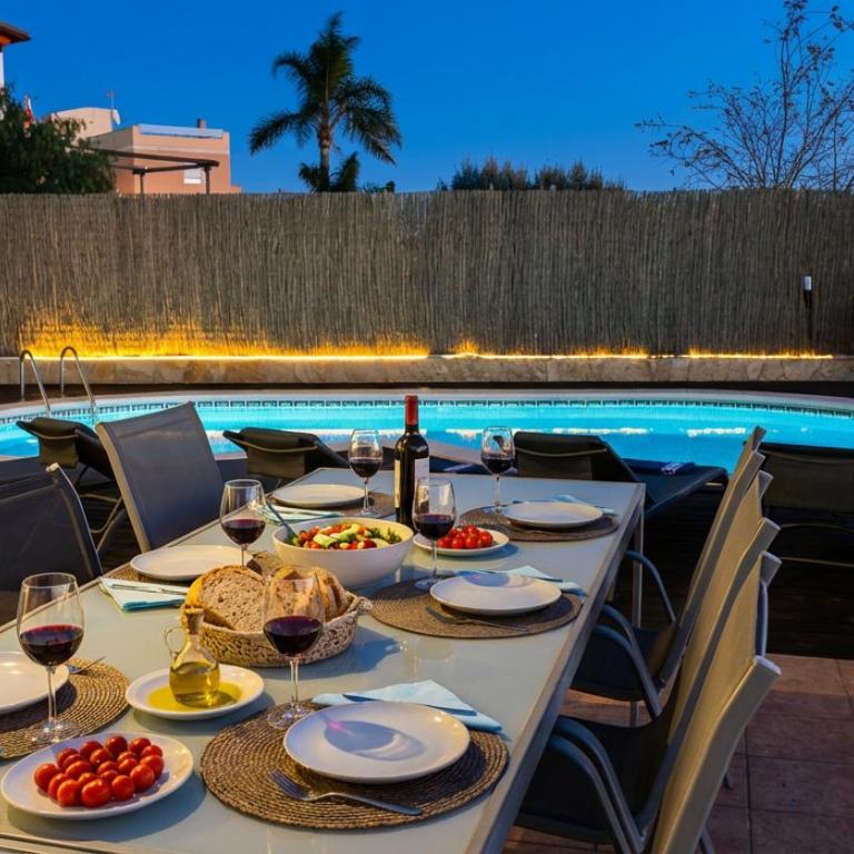Villa Med A 2 kilometros andando de la playa, del puerto de Aguadoç y a 4 del centro de Sitges Muy Soleada todo el dia Capacidad superior a 16 personas NO REQUIERE COCHE - Villa con vistas al mar - 48
