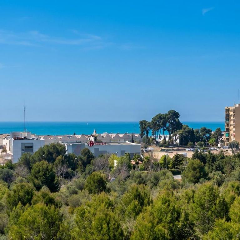 Villa Med A 2 kilometros andando de la playa, del puerto de Aguadoç y a 4 del centro de Sitges Muy Soleada todo el dia Capacidad superior a 16 personas NO REQUIERE COCHE - Villa con vistas al mar - 12