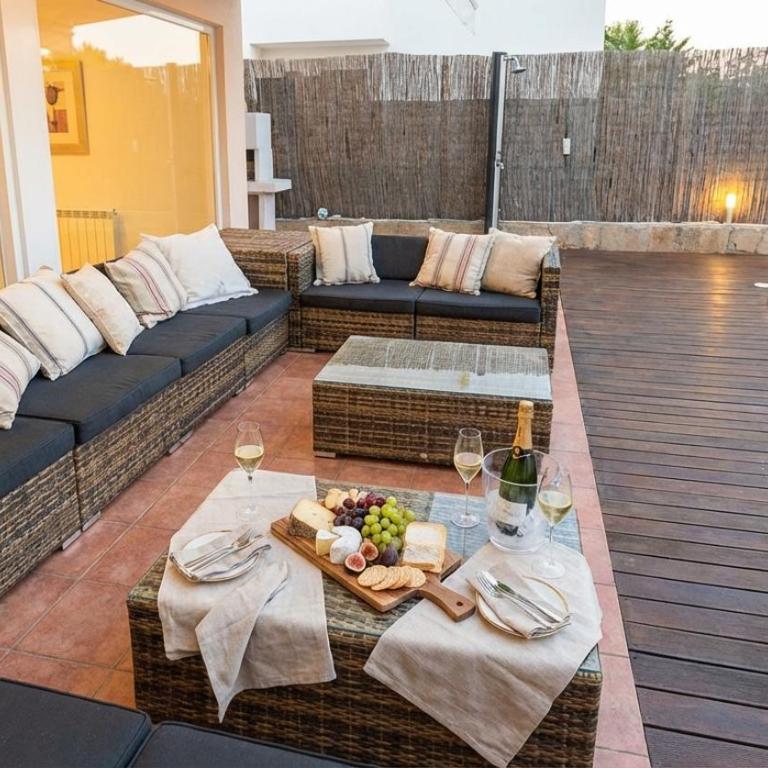 Villa Med A 2 kilometros andando de la playa, del puerto de Aguadoç y a 4 del centro de Sitges Muy Soleada todo el dia Capacidad superior a 16 personas NO REQUIERE COCHE - Villa con vistas al mar - 50