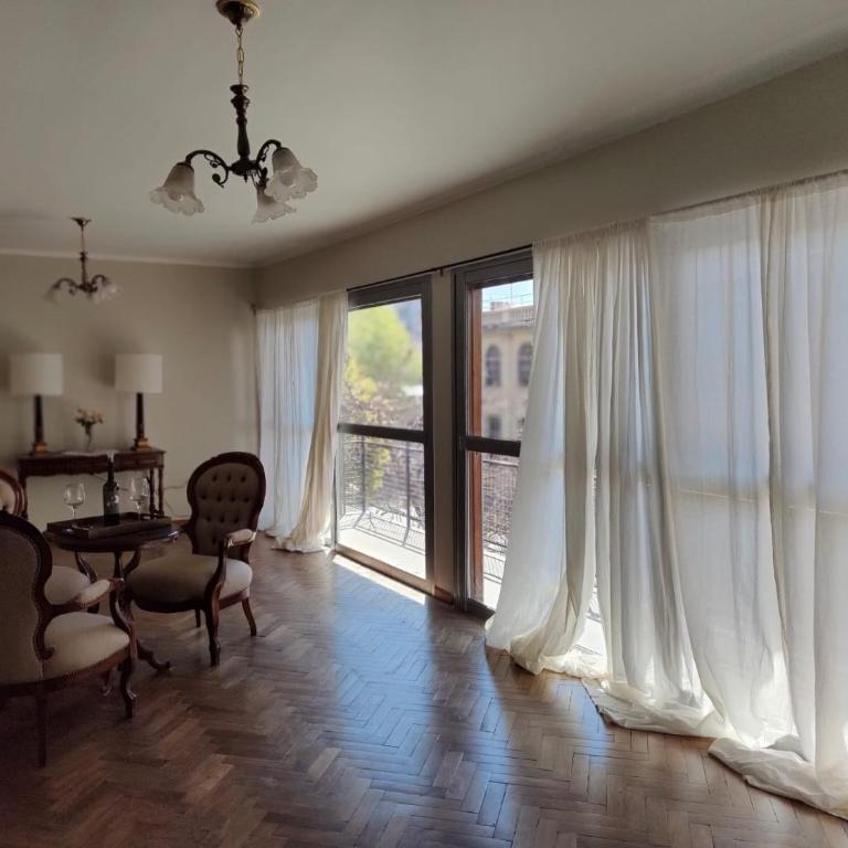 5 ambientes renovado con balcón y patio en el centro - Apartamento de 2 dormitorios - 2