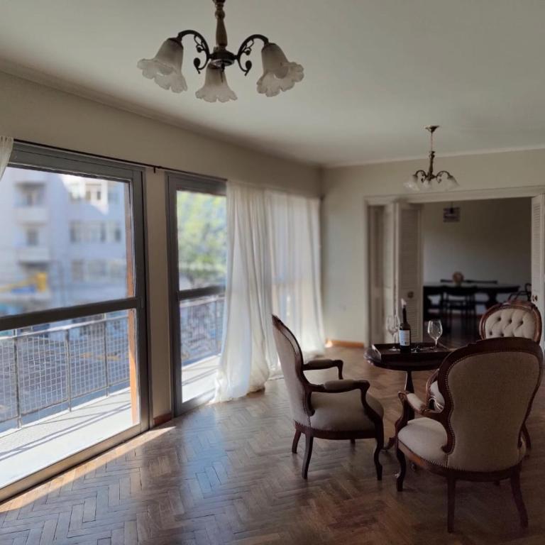 5 ambientes renovado con balcón y patio en el centro - Apartamento de 2 dormitorios - 1