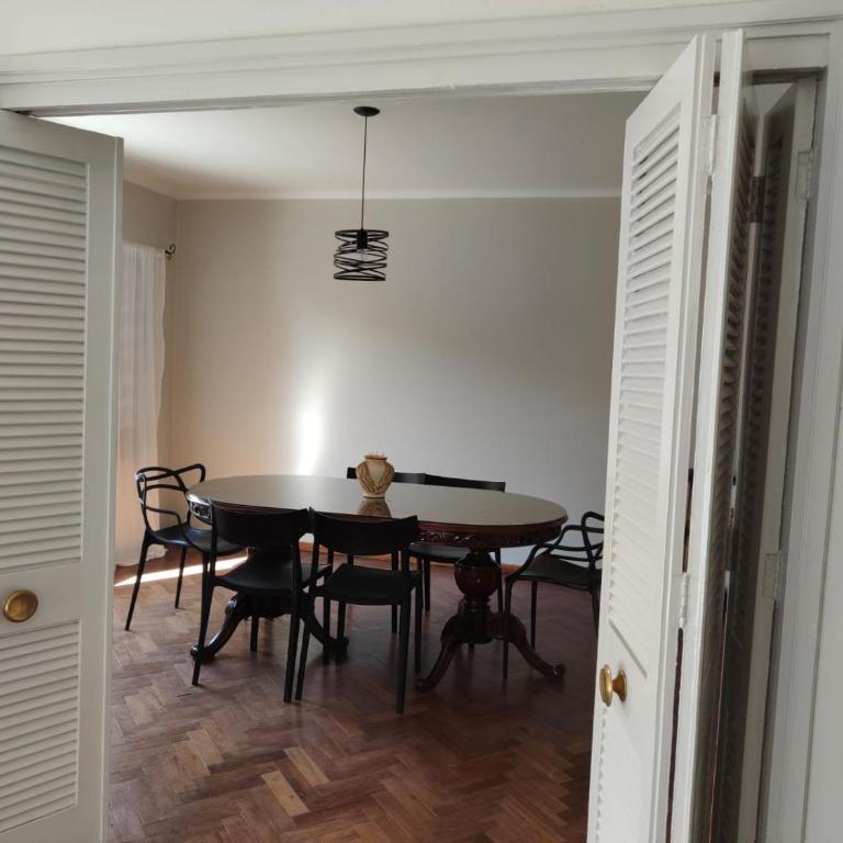 5 ambientes renovado con balcón y patio en el centro - Apartamento de 2 dormitorios - 4