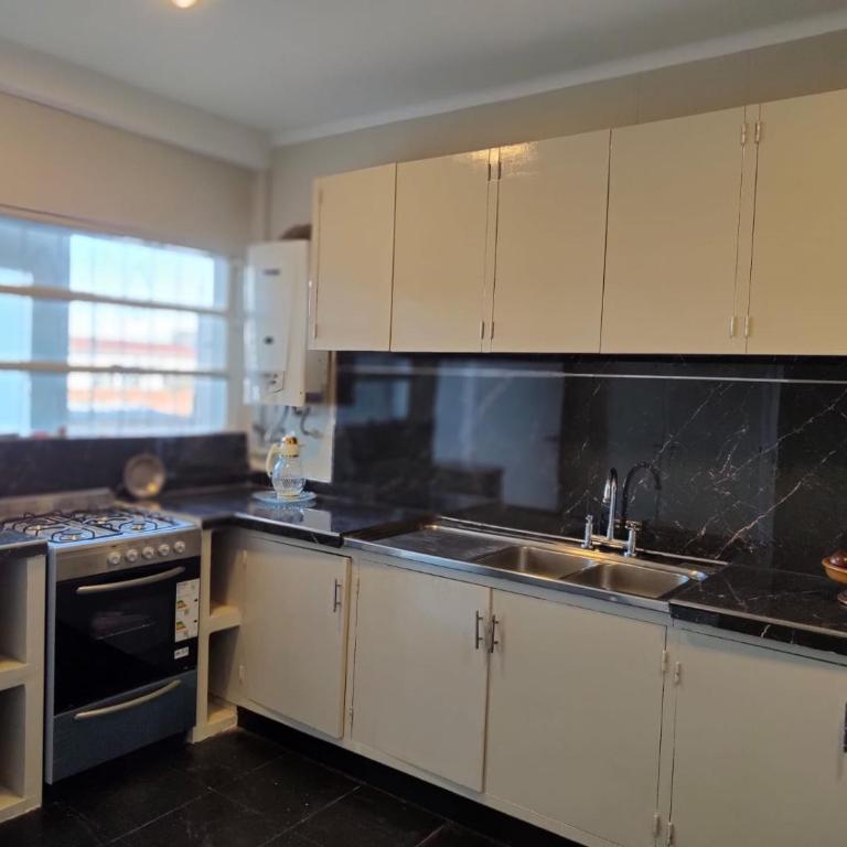 5 ambientes renovado con balcón y patio en el centro - Apartamento de 2 dormitorios - 10