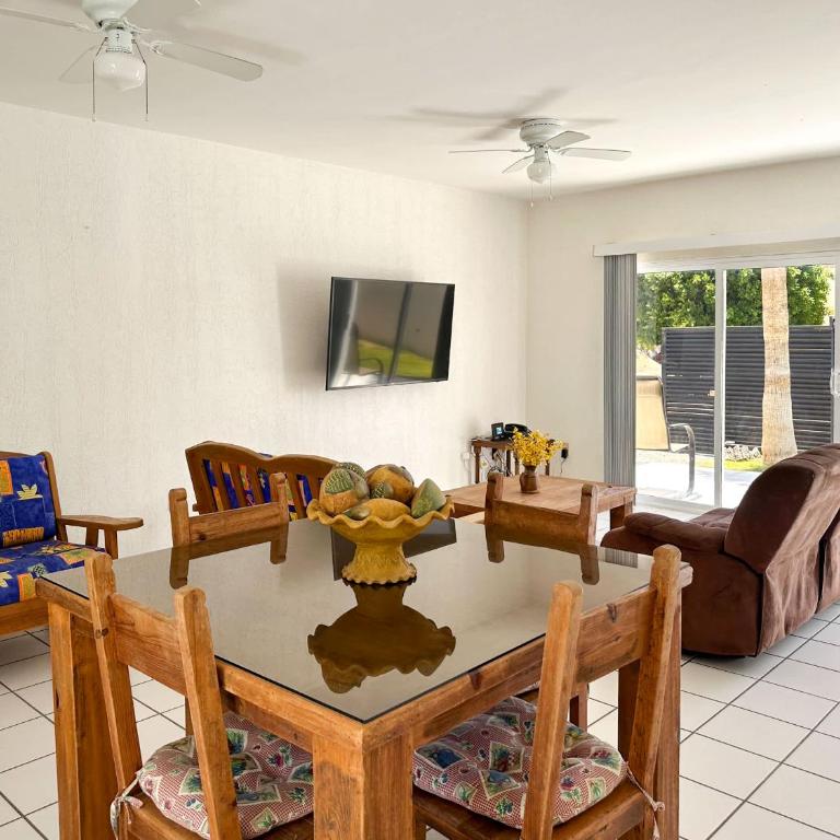 Quiet Mexican-Style Getaway with Spacious Patio - Casa - 19