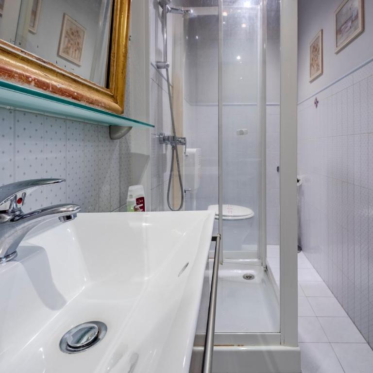 Casa Esvael - Historic Rooms in Verona City Center - Camera Matrimoniale/Doppia con Letti Singoli con Bagno Privato - 25