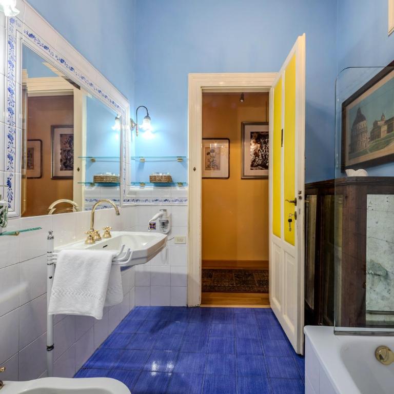 Casa Esvael - Historic Rooms in Verona City Center - Camera Matrimoniale/Doppia con Letti Singoli con Bagno Privato Esterno - 34
