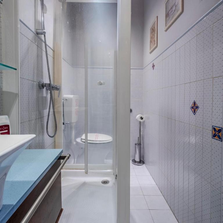 Casa Esvael - Historic Rooms in Verona City Center - Camera Matrimoniale/Doppia con Letti Singoli con Bagno Privato - 26