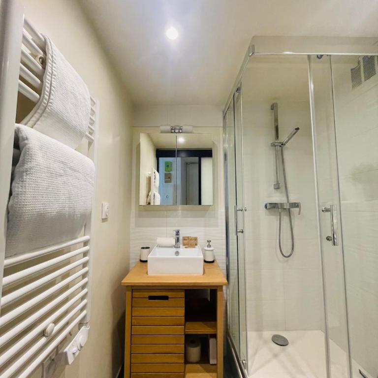 Bright modern studio, Nice Port, walk to tram and beach! - Appartement 1 Chambre - 33