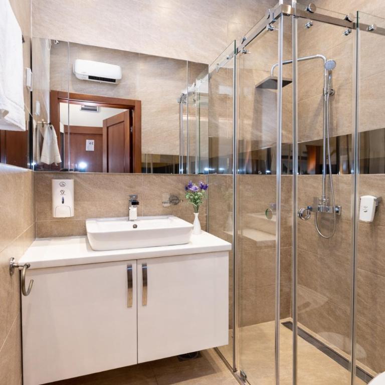 Hotel Butua Residence - Dvokrevetna Soba sa Zasebnim Krevetima i Balkonom - 1