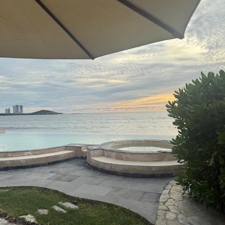 Beach Loft Style and Beach Heated Pool - One-Bedroom Apartment - 5
