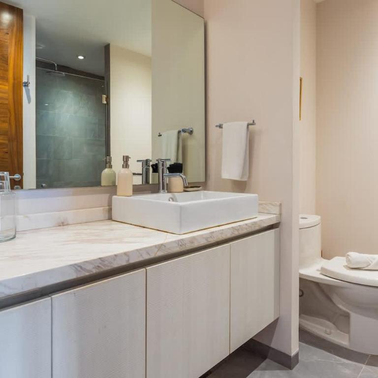 Central Beach Haven Sleeps 16 - Apartment - 17
