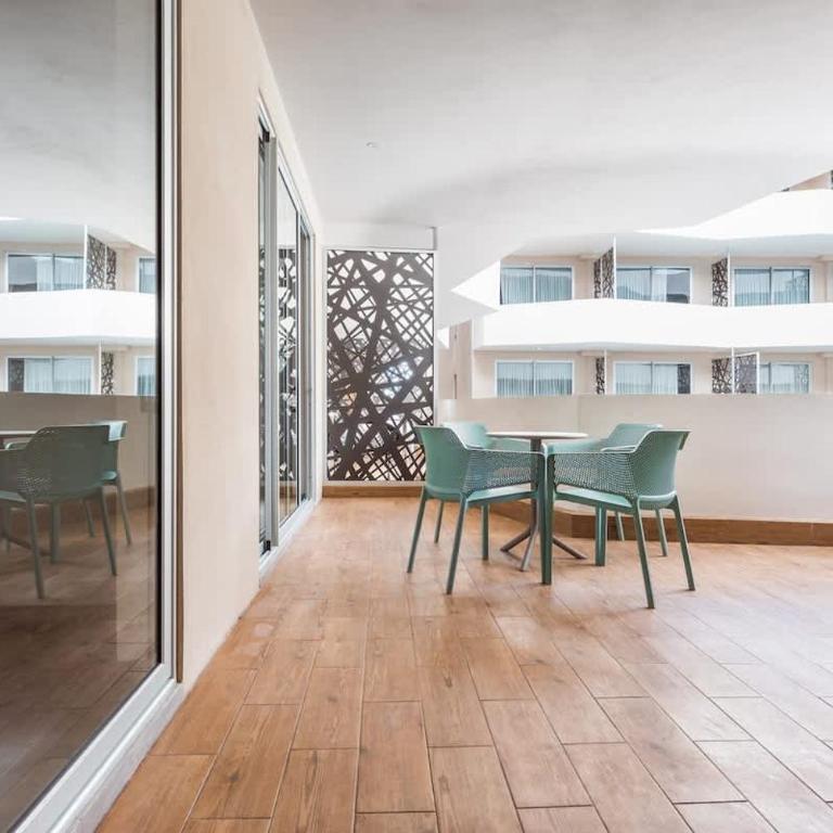 Central Beach Haven Sleeps 16 - Apartment - 19