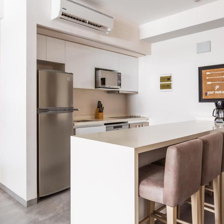 Central Beach Haven Sleeps 16 - Apartment - 20