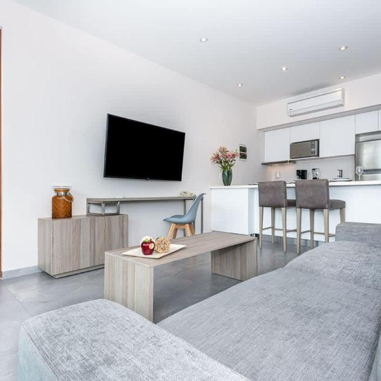 Central Beach Haven Sleeps 16 - Apartment - 23