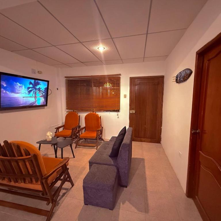 Casa principal en Salinas - Family Room with Bathroom - 13