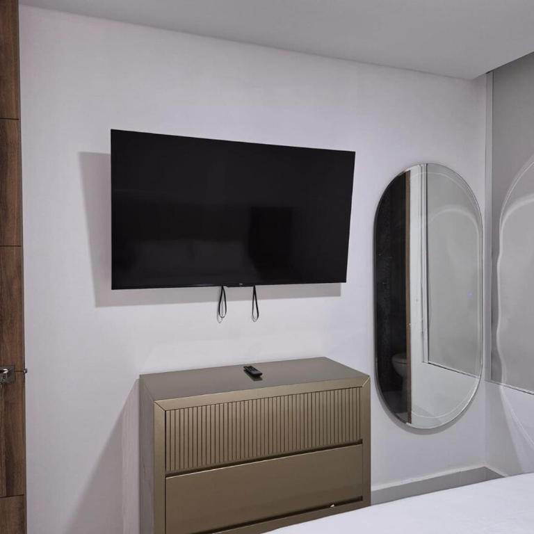Exclusive 13th-Floor Luxury Apt in Garden City - Three-Bedroom Apartment - 19